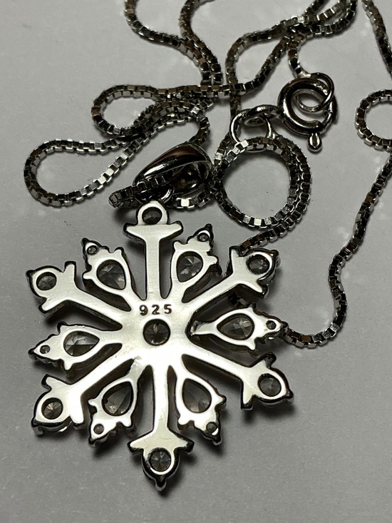 Sterling Silver Chain with Snowflake Pendant. 19 inches long - Picture 5 of 7